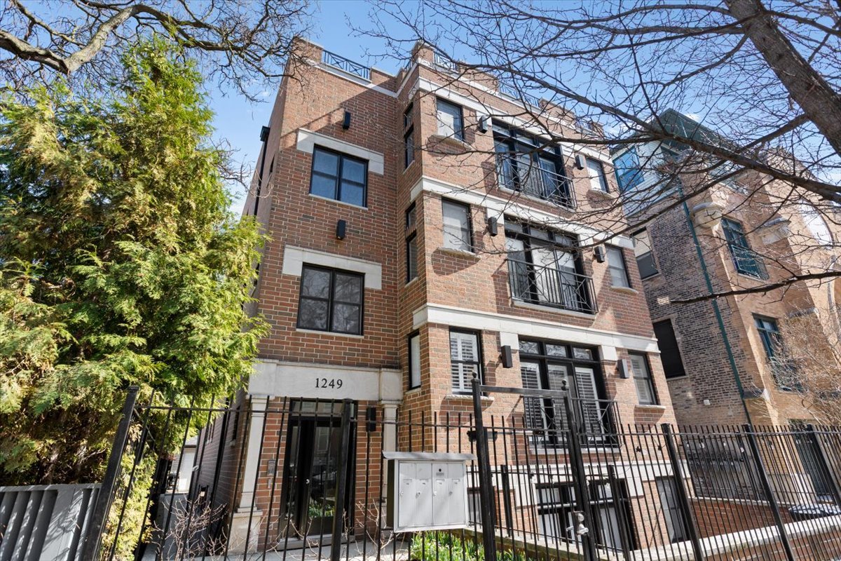 1249 North Wolcott Avenue, Unit 2 Chicago, IL 60622 - Photo 2 of 26 front view of a building