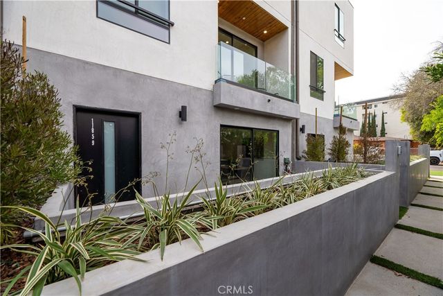 $5,495 | 11861 West Flower Valley Village, Valley Village, CA 91607