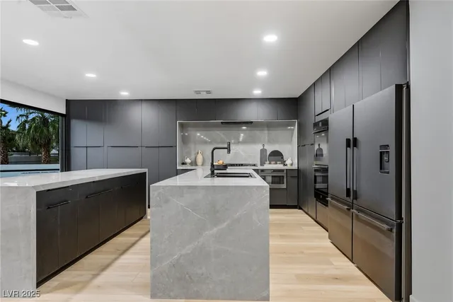 $1,900,000 | 8717 Kingship Court, Las Vegas, NV 89129