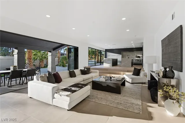 $1,900,000 | 8717 Kingship Court, Las Vegas, NV 89129