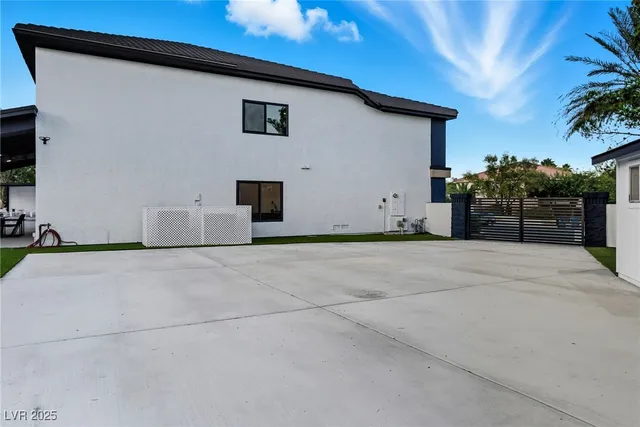 $1,900,000 | 8717 Kingship Court, Las Vegas, NV 89129