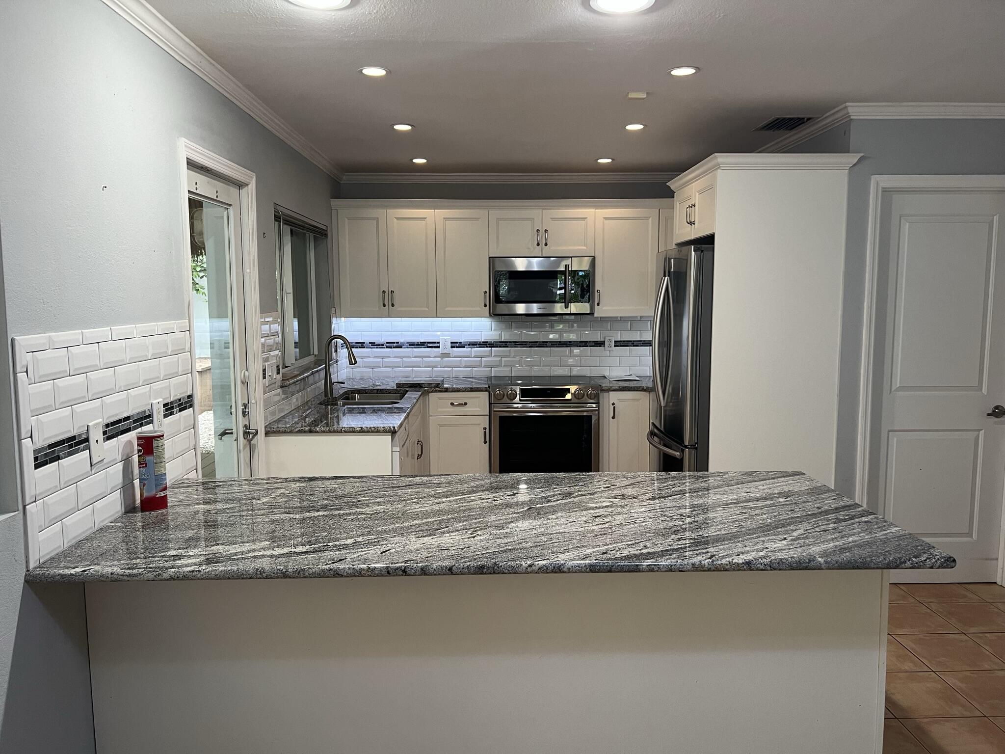 805 Madrid Road Key Largo, FL 33037 - Photo 14 of 31 Kitchen/Bar Seating