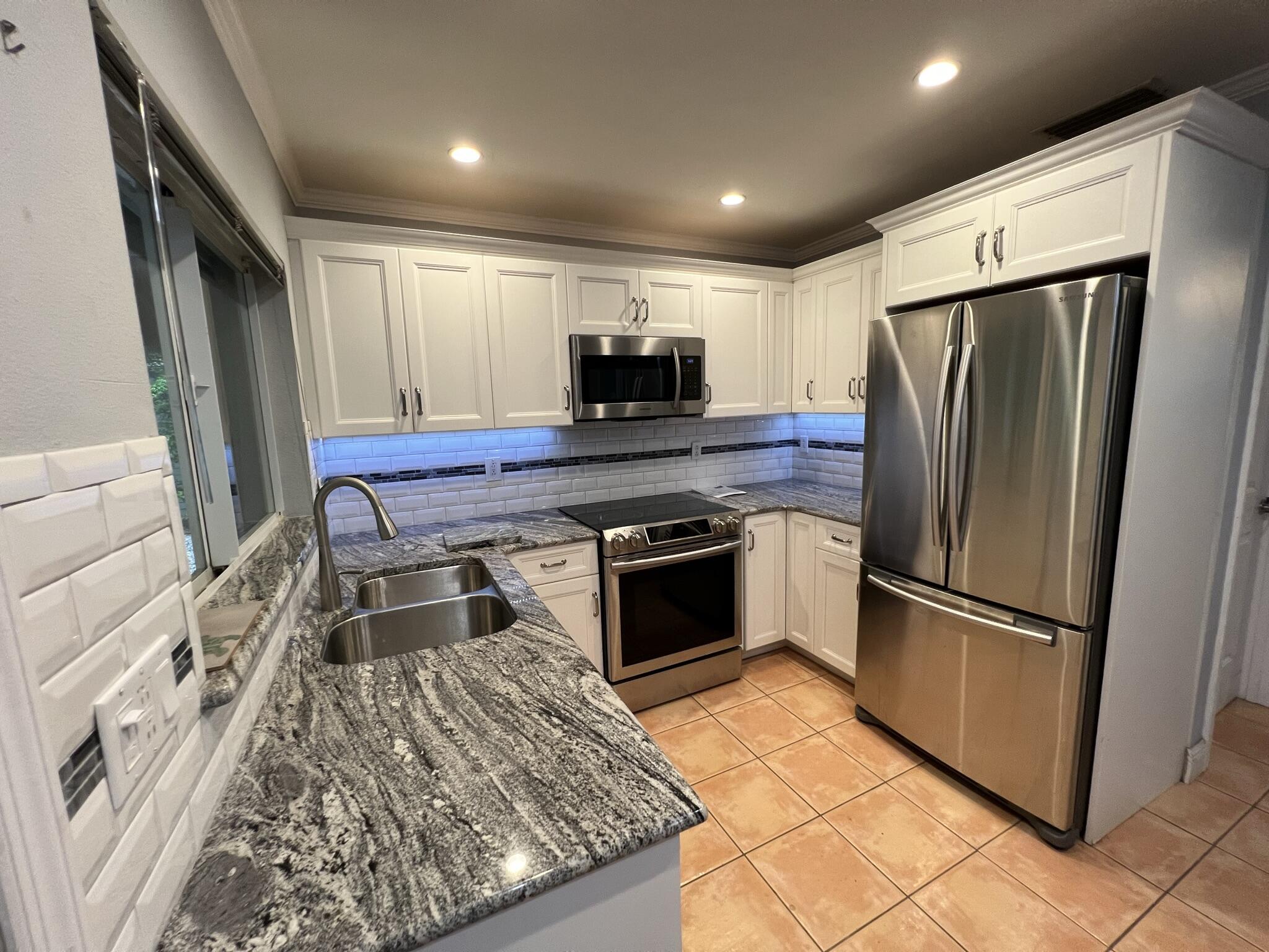 805 Madrid Road Key Largo, FL 33037 - Photo 25 of 31 Kitchen
