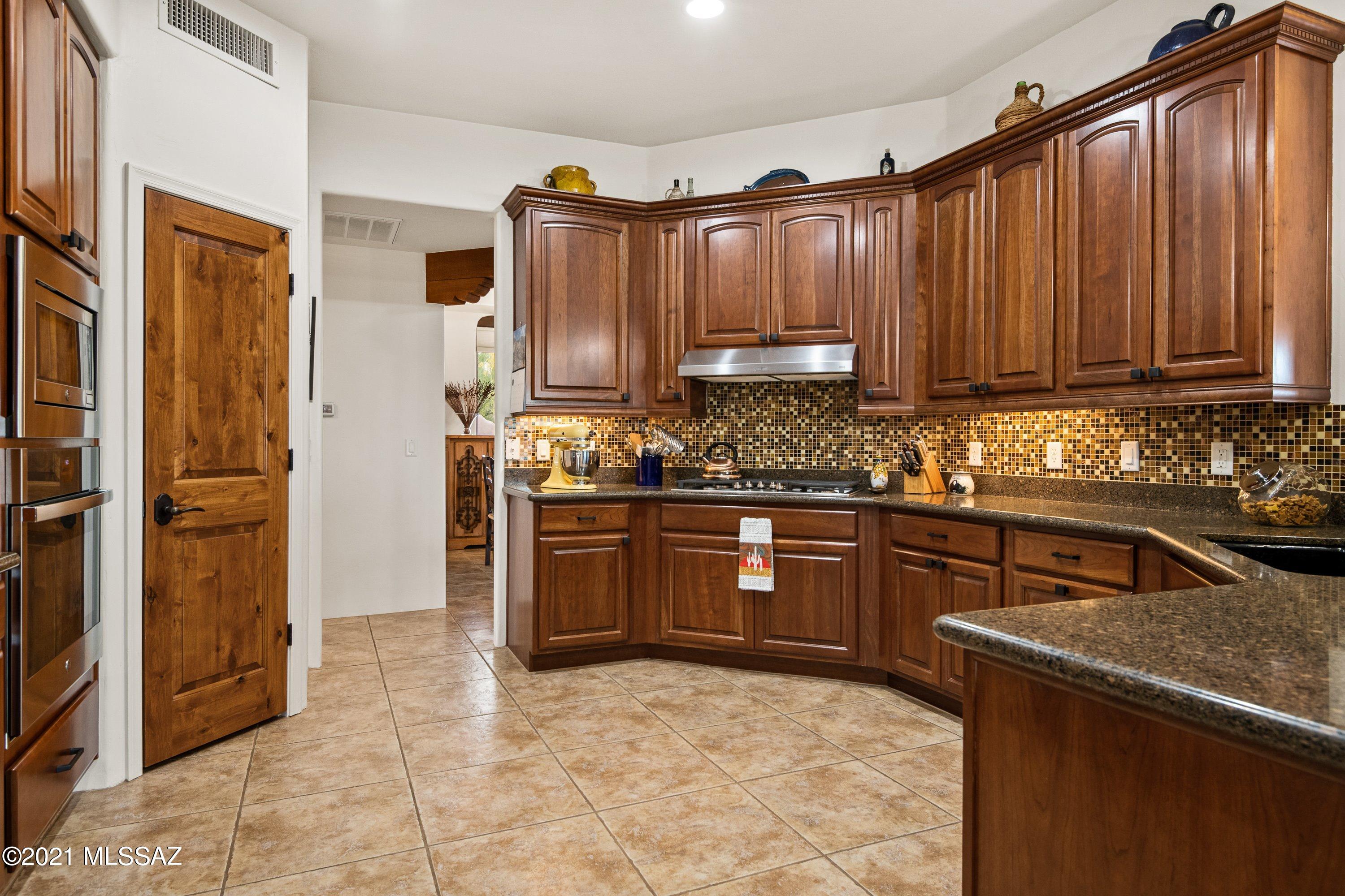 2425 West Oasis Road Oro Valley, AZ 85742 - Photo 12 of 36