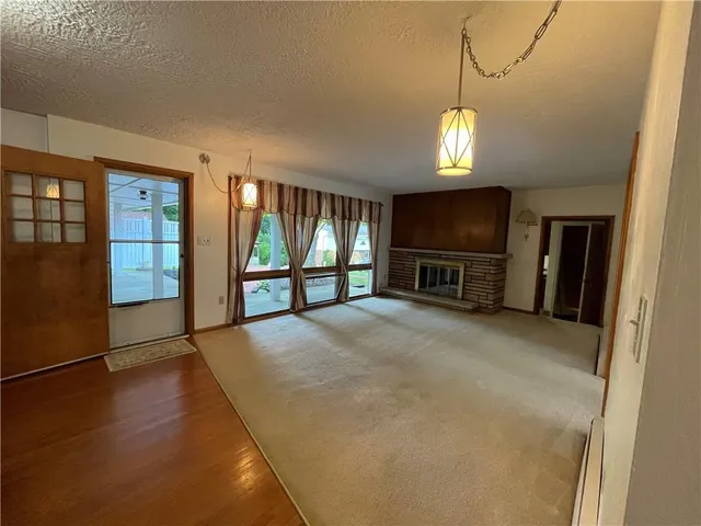 a view of a livingroom with furniture a ceiling fan and windows