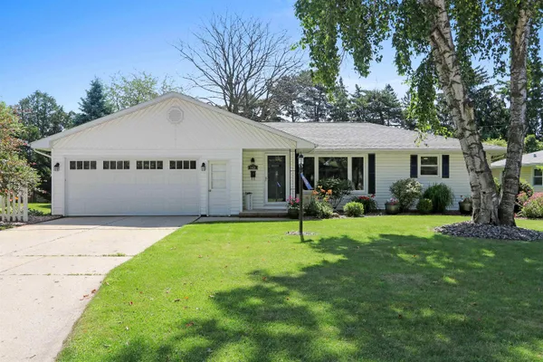 $309,900 | 1421 Argonne Drive, Green Bay, WI 54304