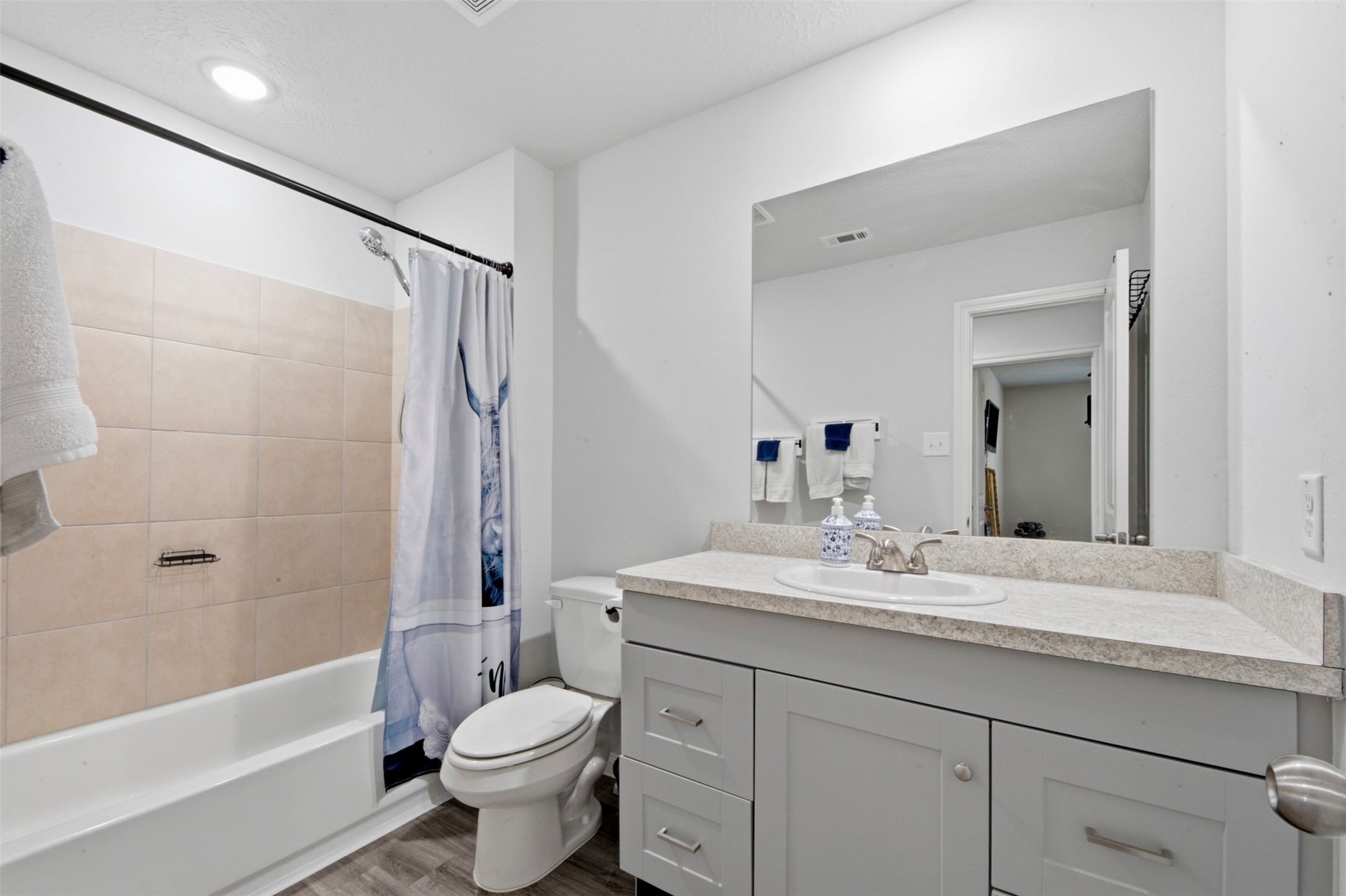 1523 22nd Street Hempstead, TX 77445 - Photo 16 of 26 Full secondary bathroom with modern fixtures and clean finishes.