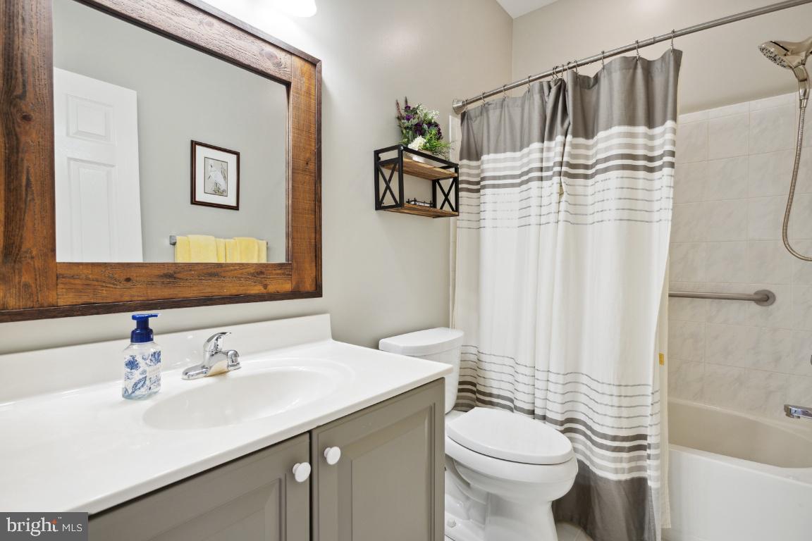 13554 Ryton Ridge Lane Gainesville, VA 20155 - Photo 22 of 41 Hallway Bath on Main Level