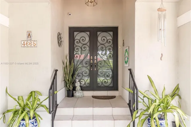 en empty room with windows and ceiling fan