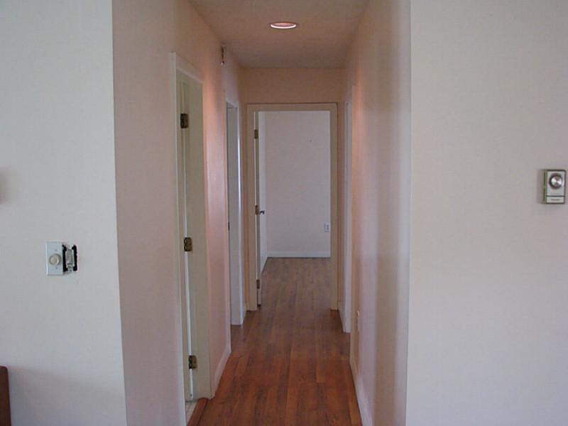 15 Ridgeview Drive Thomaston, ME 04861 - Photo 10 of 35 Hallway.