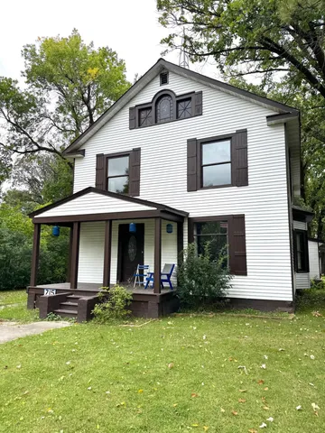 $275,000 | 715 Lake Street Northeast, Warroad, MN 56763