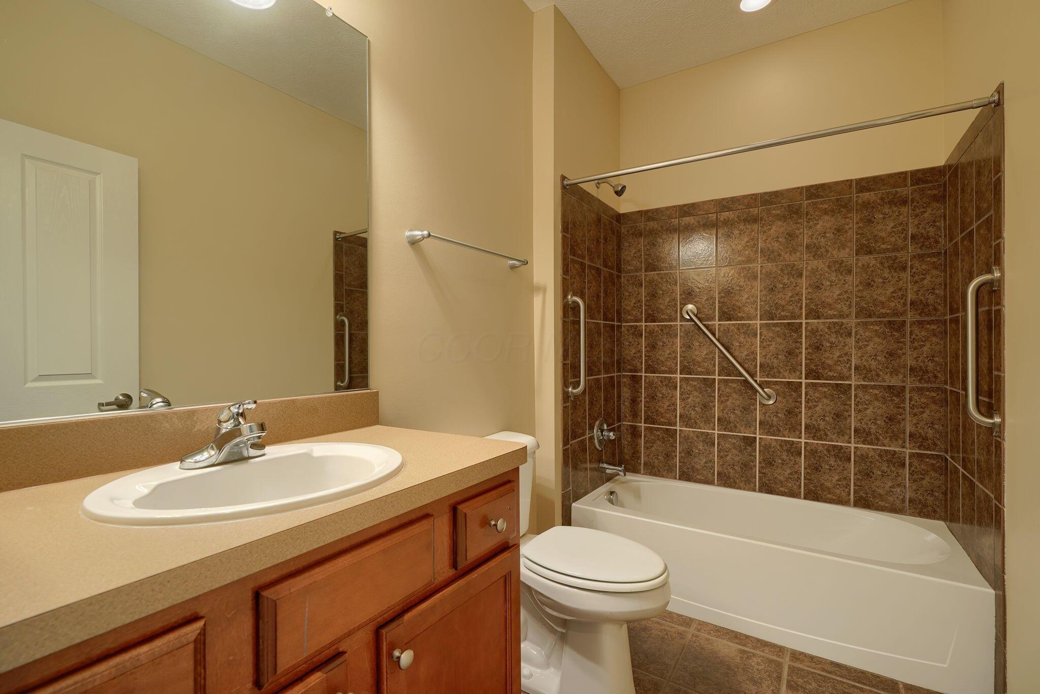 6911 Rothwell Street, Unit 5 New Albany, OH 43054 - Photo 29 of 44 Full bath