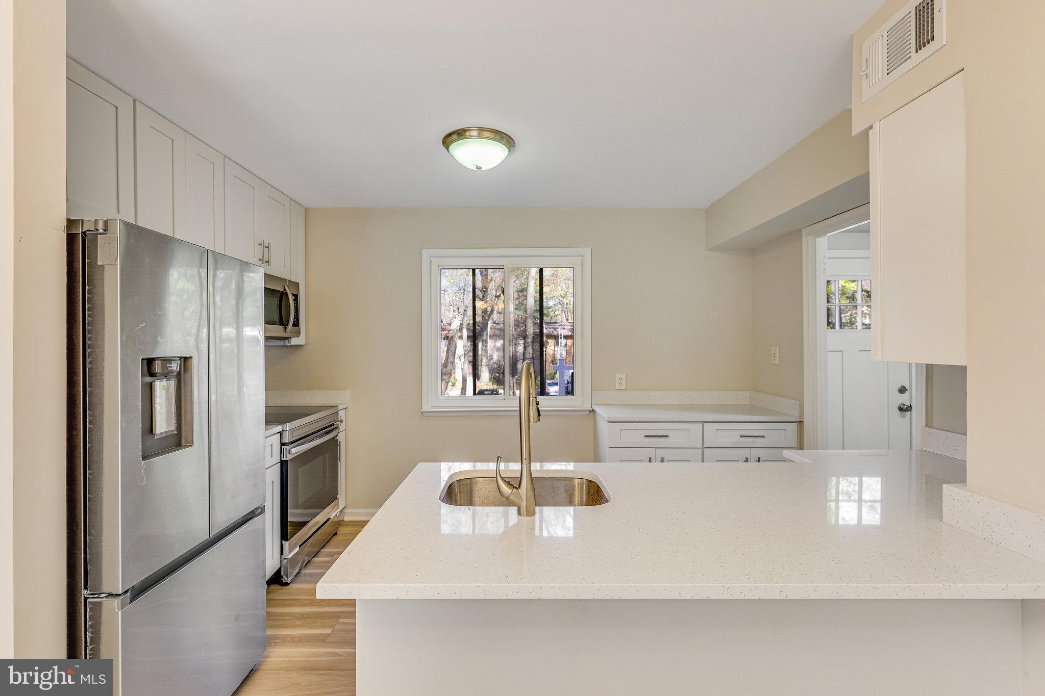 2406 Cloudcroft Square Reston, VA 20191 - Photo 6 of 48 Gallery Image 6