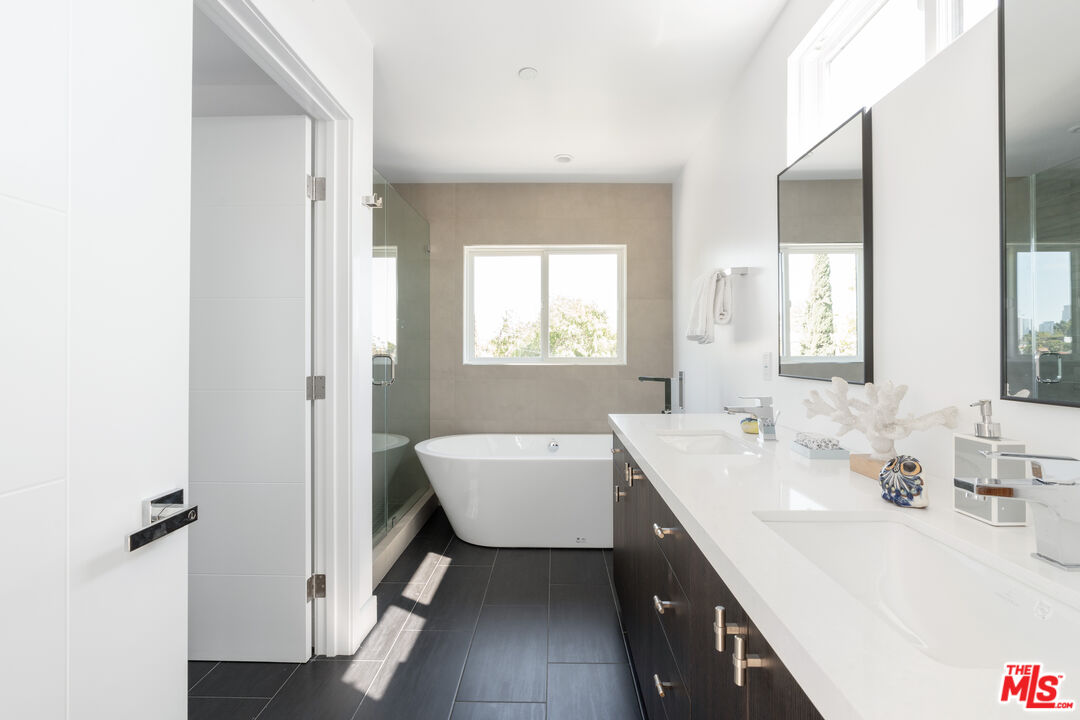 2512 Berkeley Avenue Los Angeles, CA 90026 - Photo 29 of 56