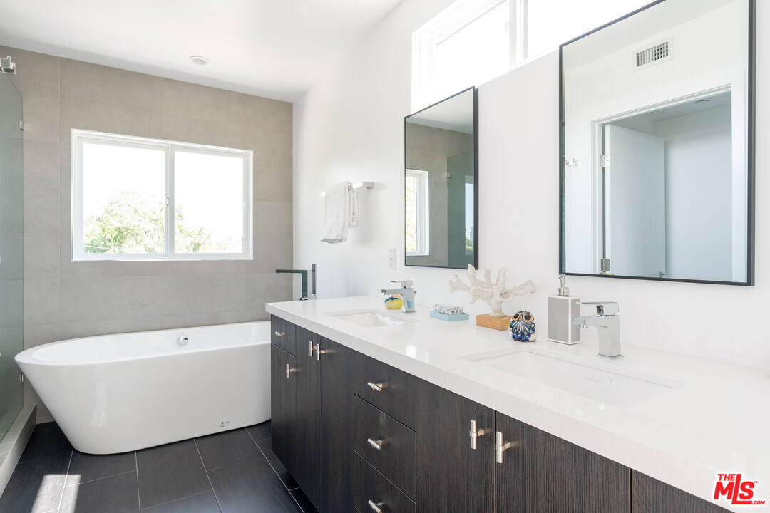 2512 Berkeley Avenue Los Angeles, CA 90026 - Photo 30 of 56