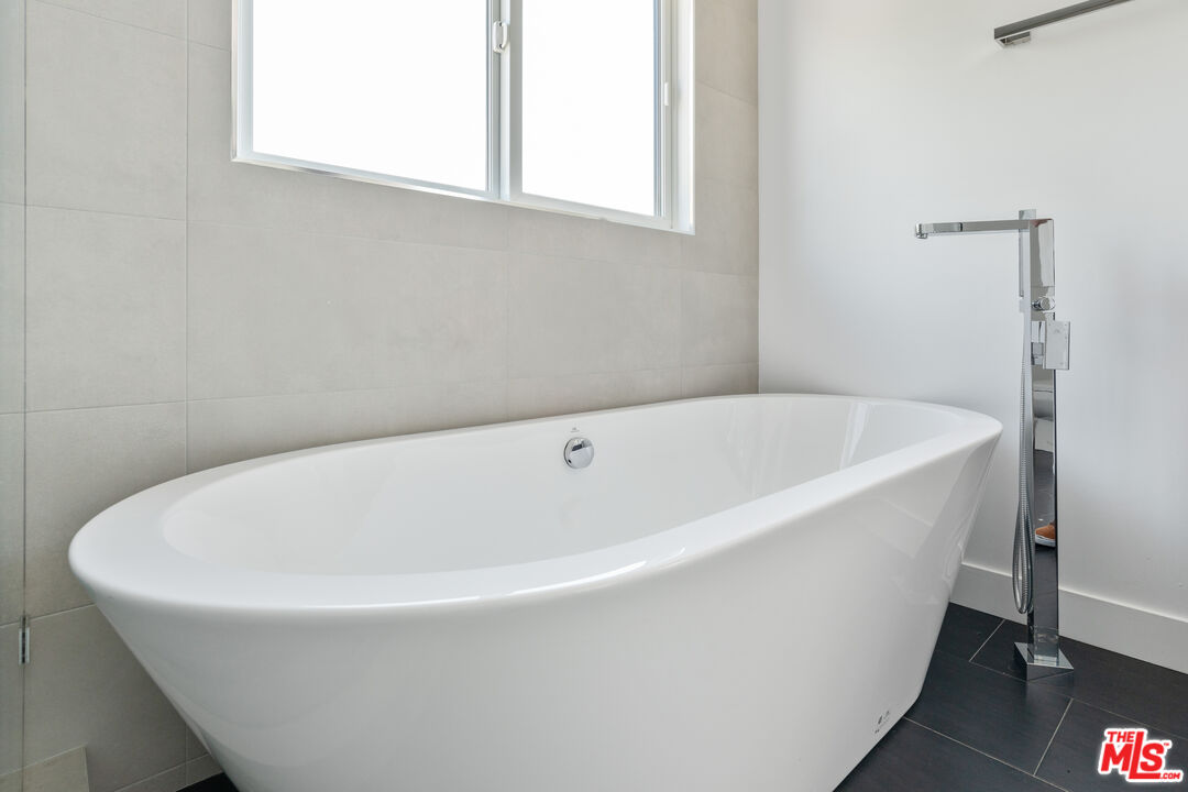 2512 Berkeley Avenue Los Angeles, CA 90026 - Photo 31 of 56