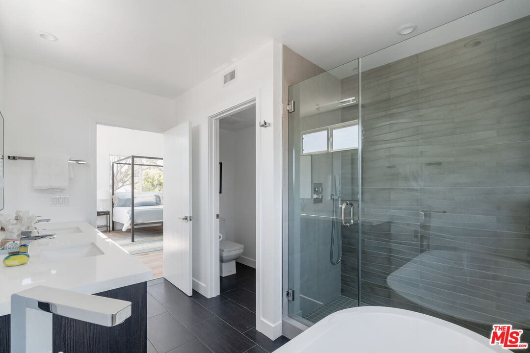 2512 Berkeley Avenue Los Angeles, CA 90026 - Photo 32 of 56