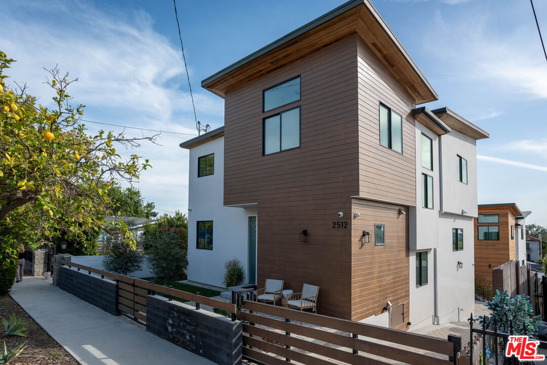 2512 Berkeley Avenue Los Angeles, CA 90026 - Photo 4 of 56