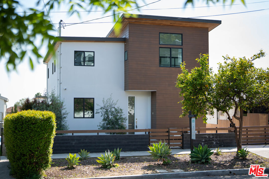 2512 Berkeley Avenue Los Angeles, CA 90026 - Photo 5 of 56