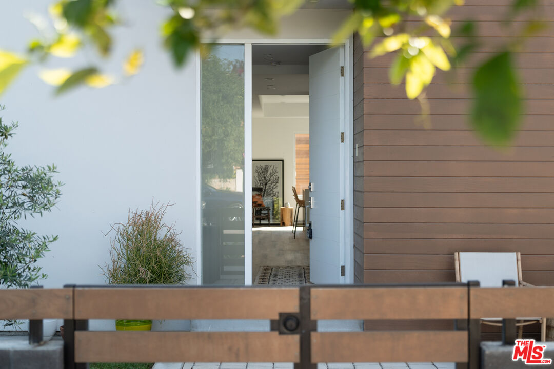 2512 Berkeley Avenue Los Angeles, CA 90026 - Photo 7 of 56