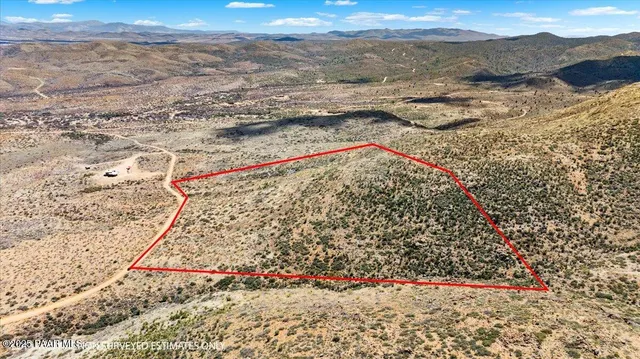 a view of an outdoor space