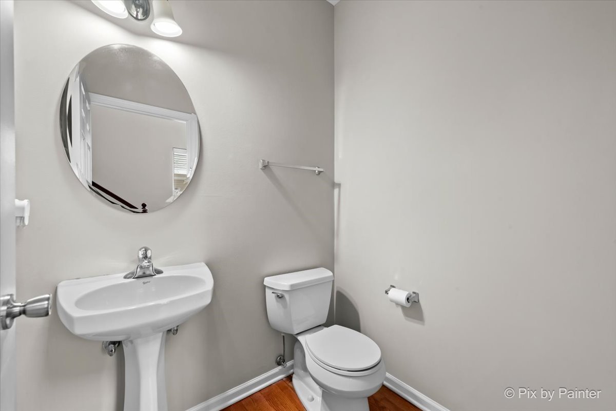 486 Vaughn Circle Aurora, IL 60502 - Photo 14 of 40 a bathroom with a toilet a sink and mirror