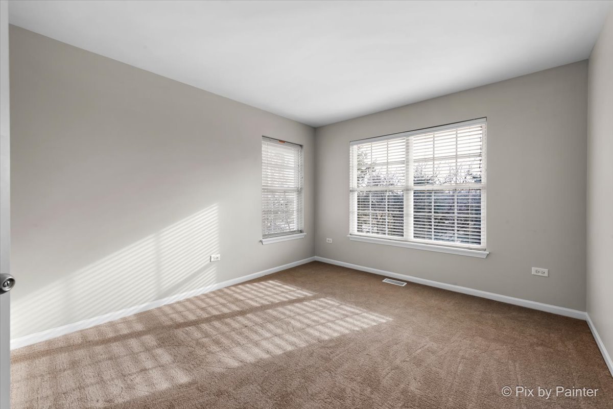486 Vaughn Circle Aurora, IL 60502 - Photo 22 of 40 an empty room with windows