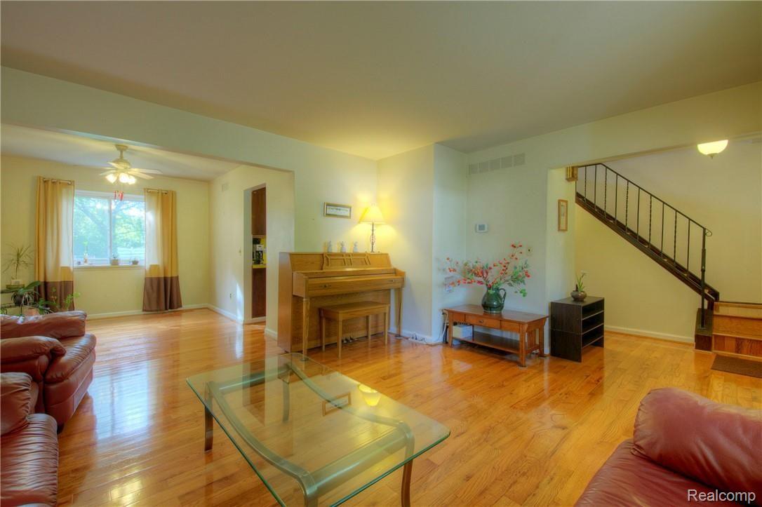 44139 Arlington Road Canton, MI 48187 - Photo 7 of 36 7 Living Room.jpg