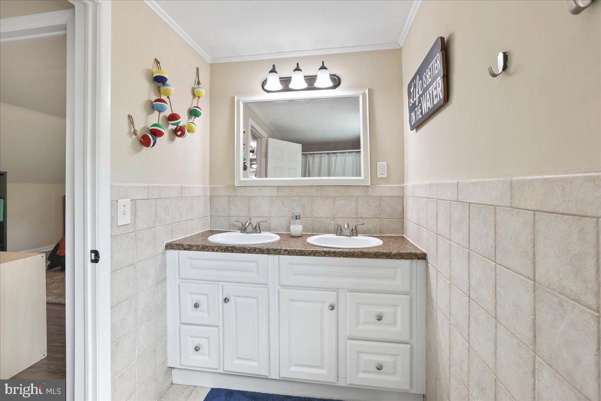 542 Kettle Run Road Marlton, NJ 08053 - Photo 27 of 36 Bathroom 2 (double sinks)