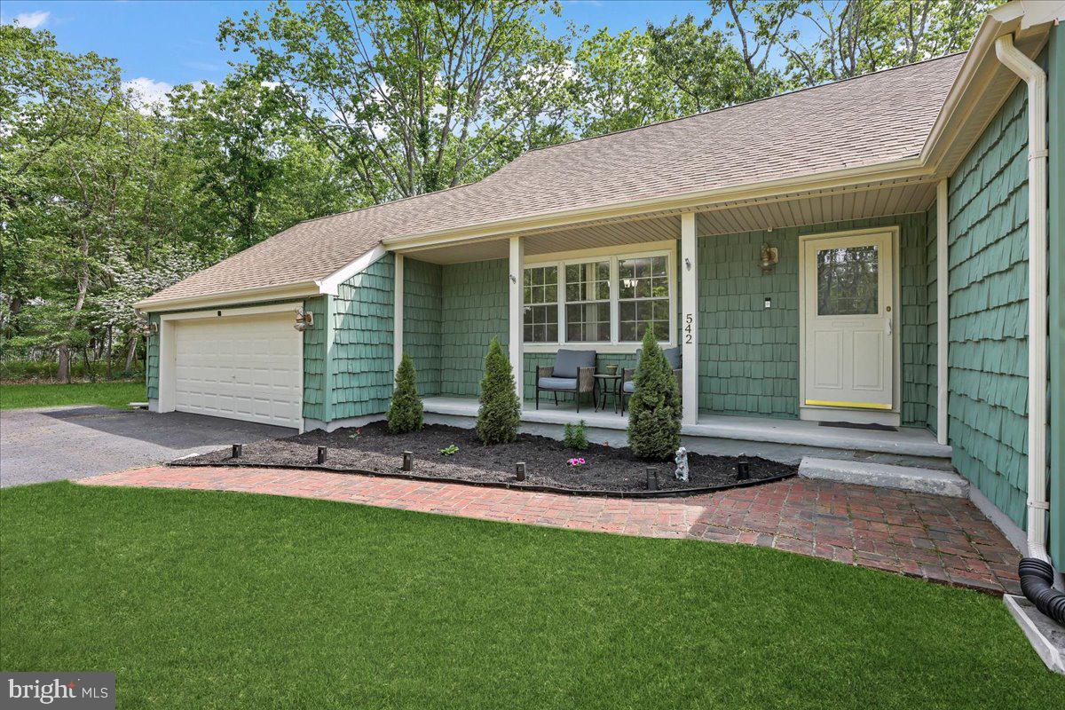 542 Kettle Run Road Marlton, NJ 08053 - Photo 4 of 36 Adorable front porch