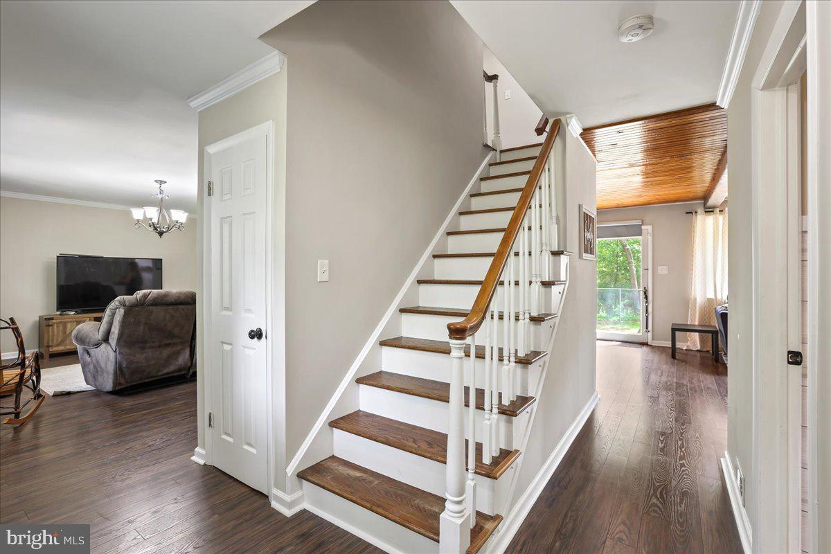 542 Kettle Run Road Marlton, NJ 08053 - Photo 5 of 36 Foyer w/coat closet