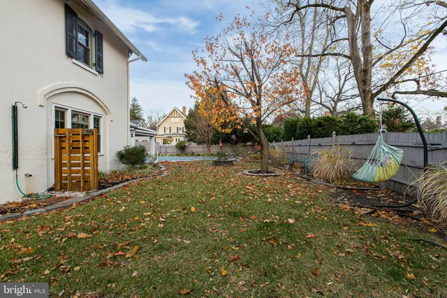a backyard of a house with dining table and chairs