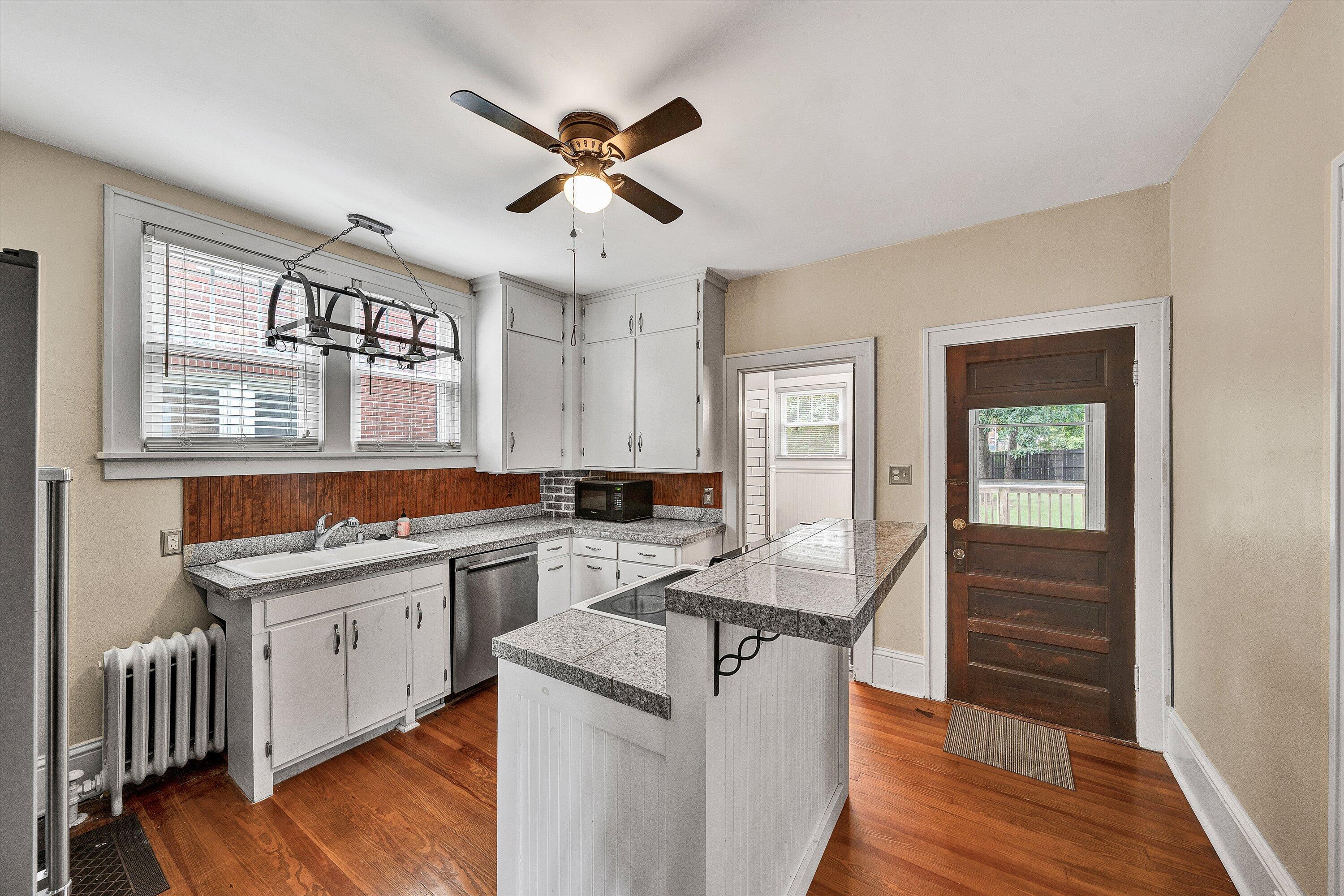 1929 Avon Road Southwest Roanoke, VA 24015 - Photo 8 of 18 15-DSC00196