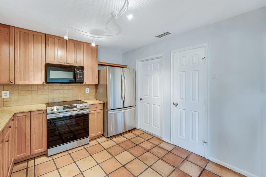 4540 Ficus Tree Road, Unit A Boynton Beach, FL 33436 - Photo 25 of 44 21