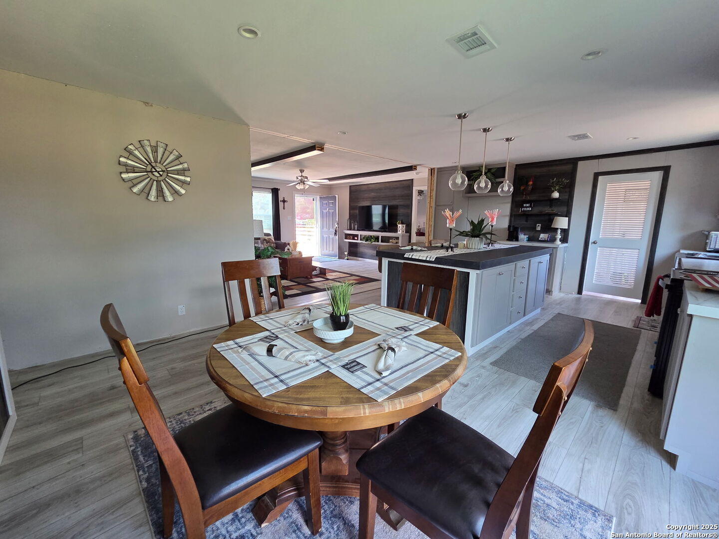 625 Ave D Poteet, TX 78065 - Photo 5 of 15