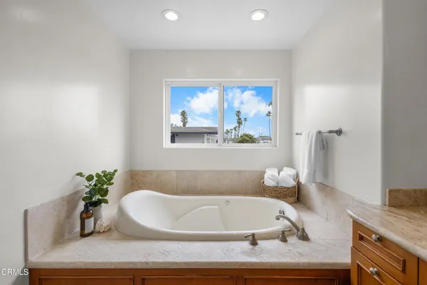 $2,495,000 | 2521 Pierpont Boulevard, Ventura, CA 93001