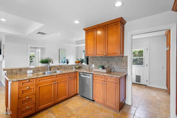 $2,495,000 | 2521 Pierpont Boulevard, Ventura, CA 93001