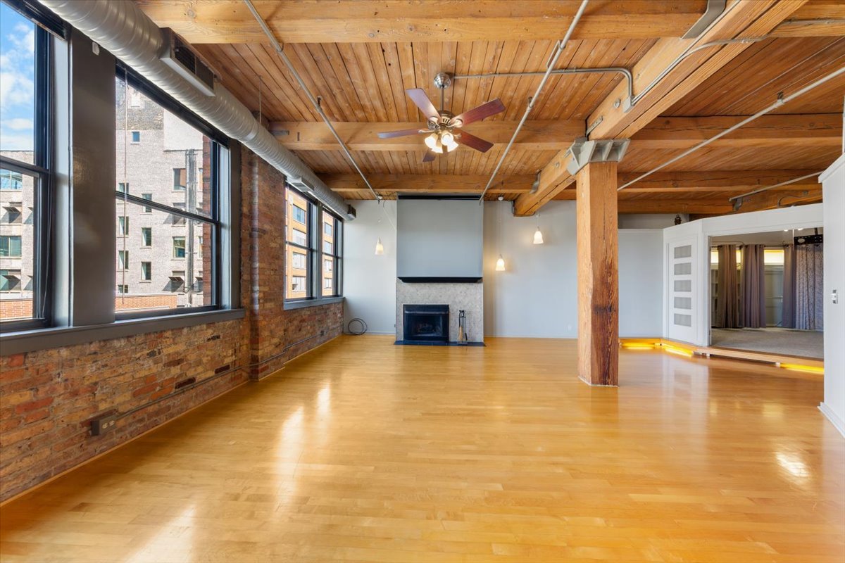 913 West Van Buren Street, Unit 4C Chicago, IL 60607 - Photo 11 of 23 a view of an empty room with a window