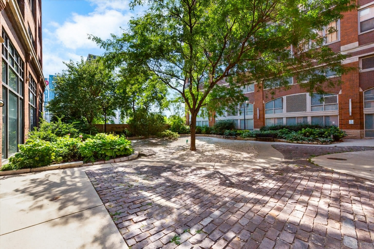 913 West Van Buren Street, Unit 4C Chicago, IL 60607 - Photo 2 of 23 a view of a house with a street