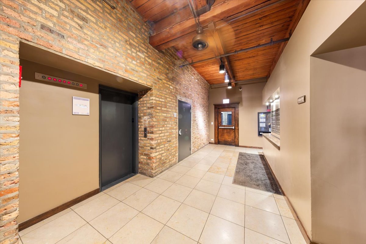 913 West Van Buren Street, Unit 4C Chicago, IL 60607 - Photo 21 of 23 a view of a hallway with a window