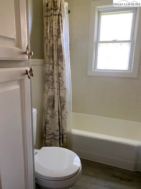 273 Walnut Branch Church Road Sparta, NC 28675 - Photo 9 of 41 a bathroom with a toilet and a bathtub