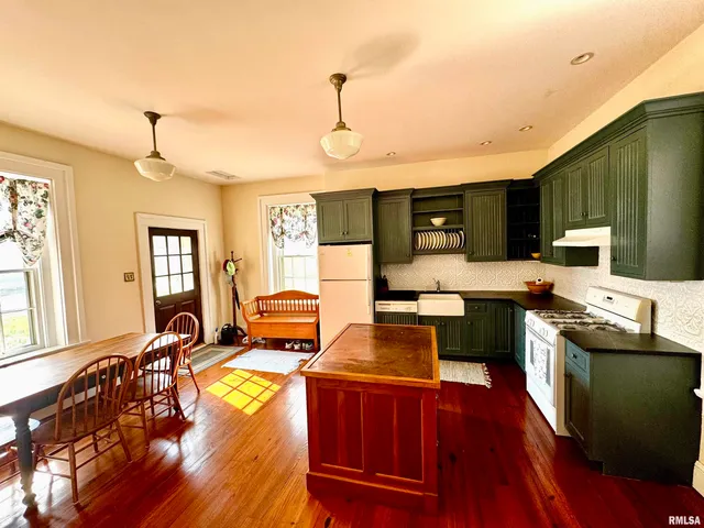 $149,900 | 110 East Jefferson Street, New Boston, IL 61272