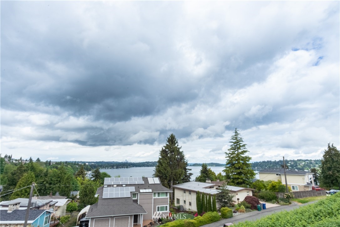 7215 South Rustic Road Seattle, WA 98178 - Photo 2 of 32 a view of a city with lot of buildings