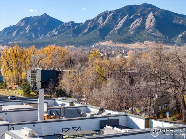 a view of livingroom with furniture