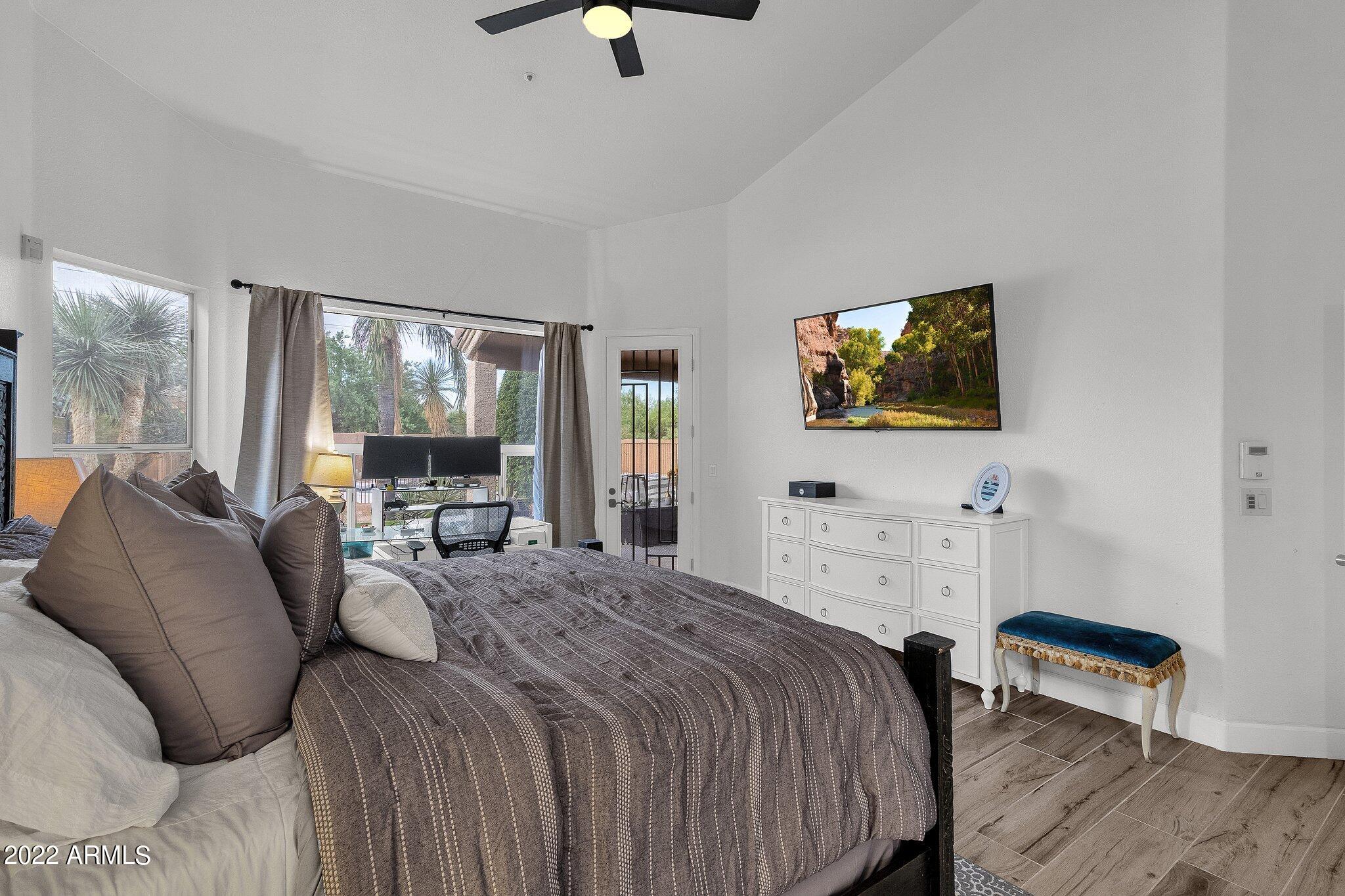 8510 East Rowel Road Scottsdale, AZ 85255 - Photo 5 of 47 MASTER W/ PRIVATE EXIT TO BACKYARD