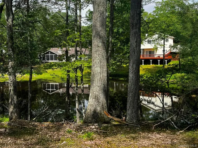 a view of a house with backyard garden