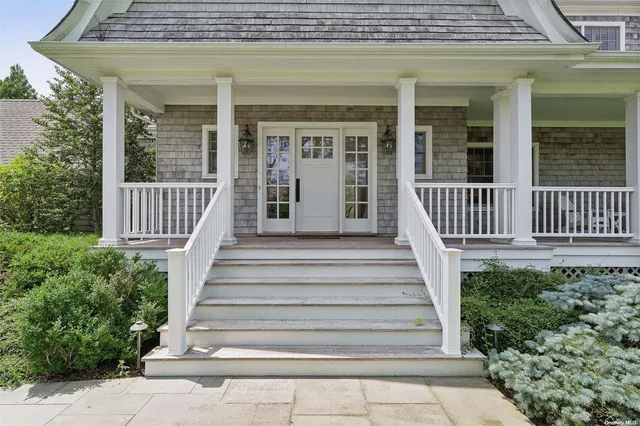 a view of a house with entryway and stairs