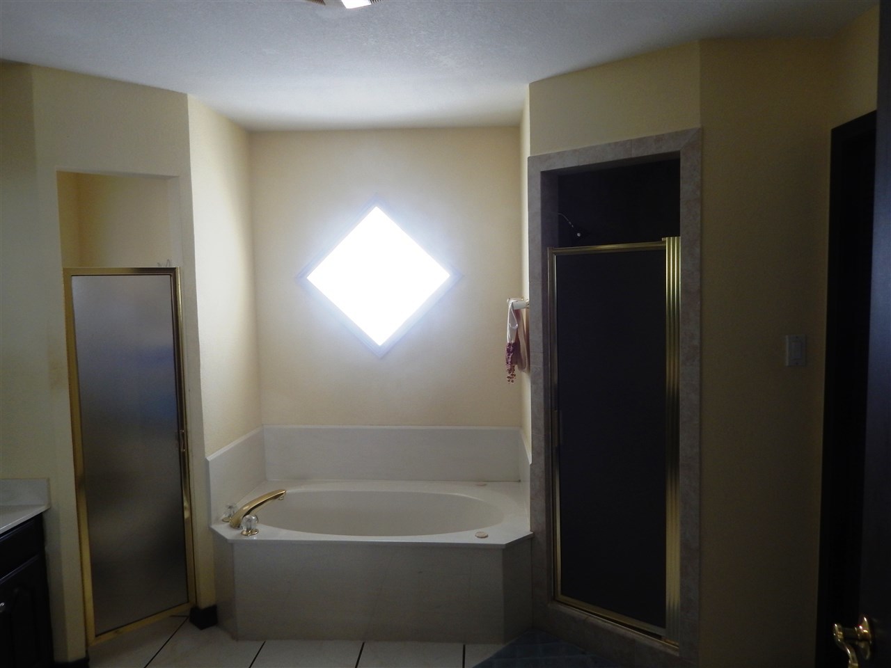 415 Cayman Court Laredo, TX 78045 - Photo 9 of 18 a bathroom with a bathtub