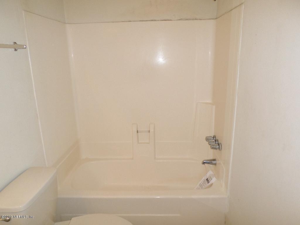 10200 Belle Rive Boulevard, Unit 69 Jacksonville, FL 32256 - Photo 14 of 17 a bathroom with a bathtub
