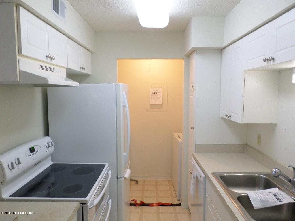 10200 Belle Rive Boulevard, Unit 69 Jacksonville, FL 32256 - Photo 3 of 17 a kitchen with a refrigerator sink and stove